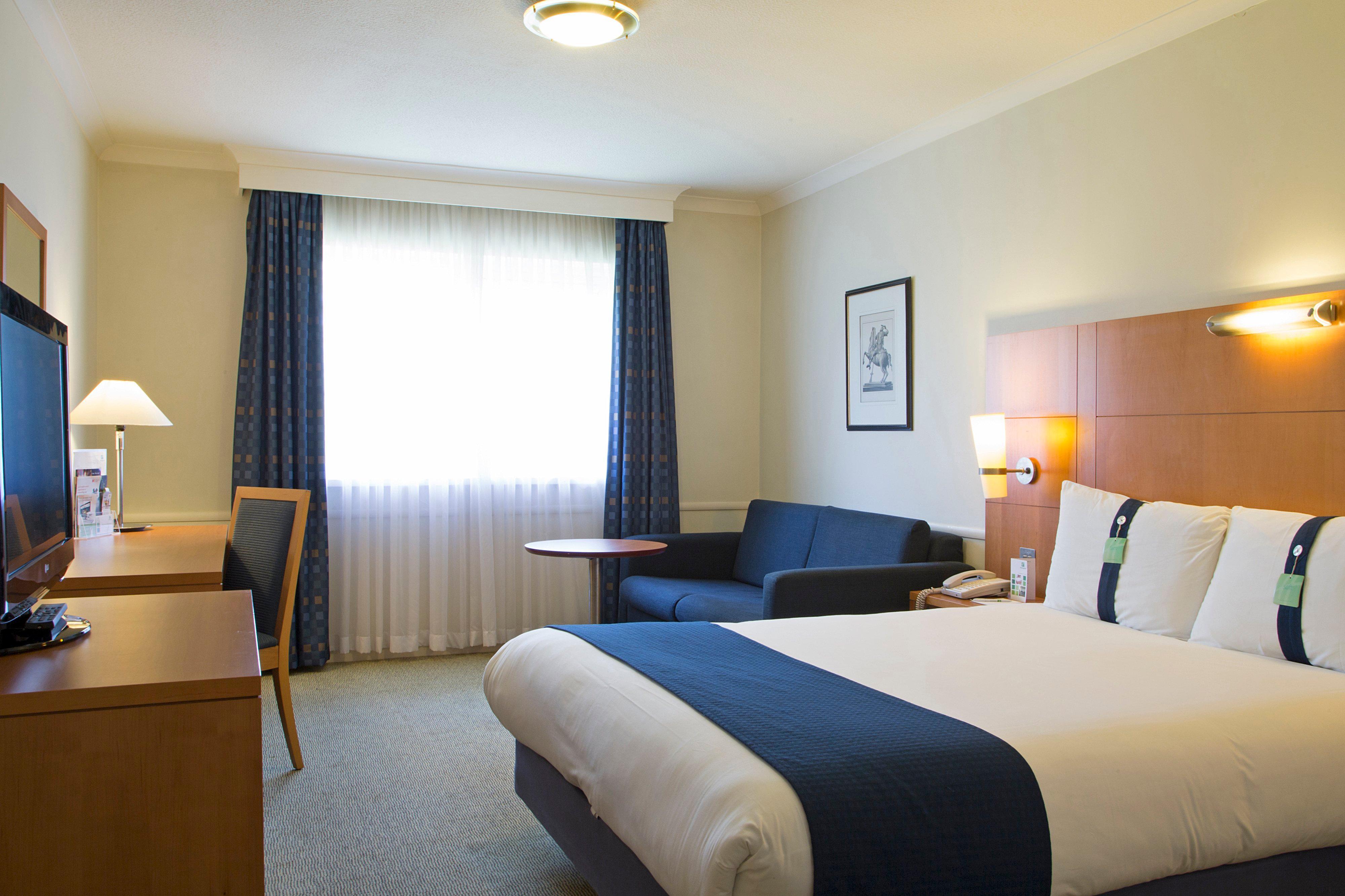 Holiday Inn Guildford By Ihg Exterior foto