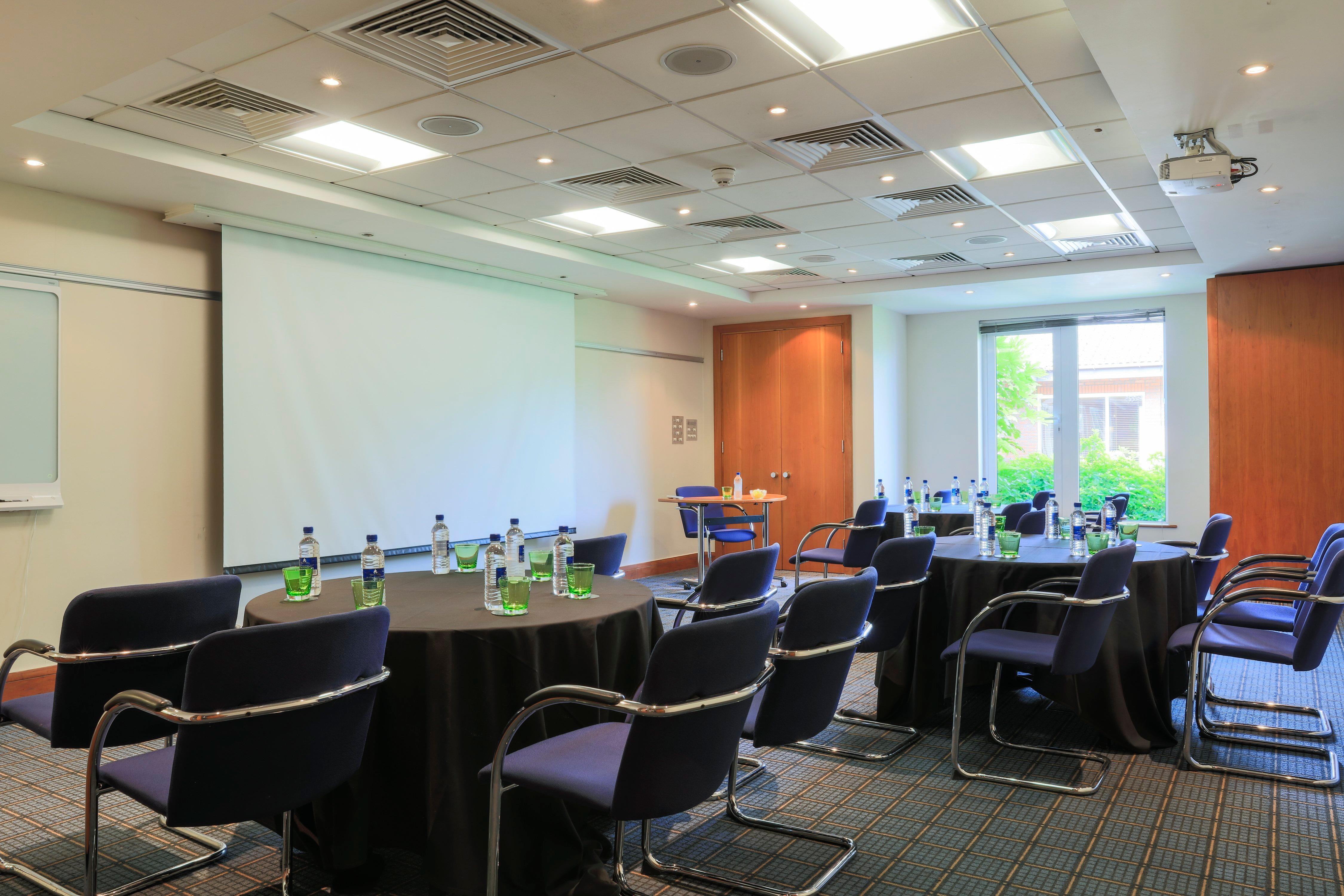 Holiday Inn Guildford By Ihg Exterior foto