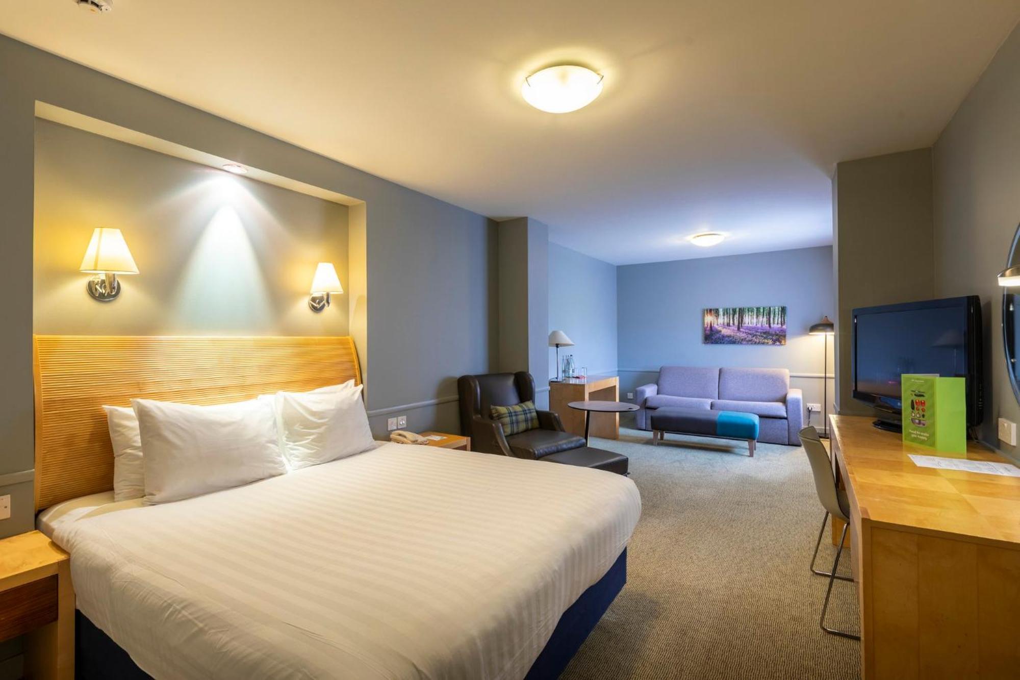 Holiday Inn Guildford By Ihg Exterior foto
