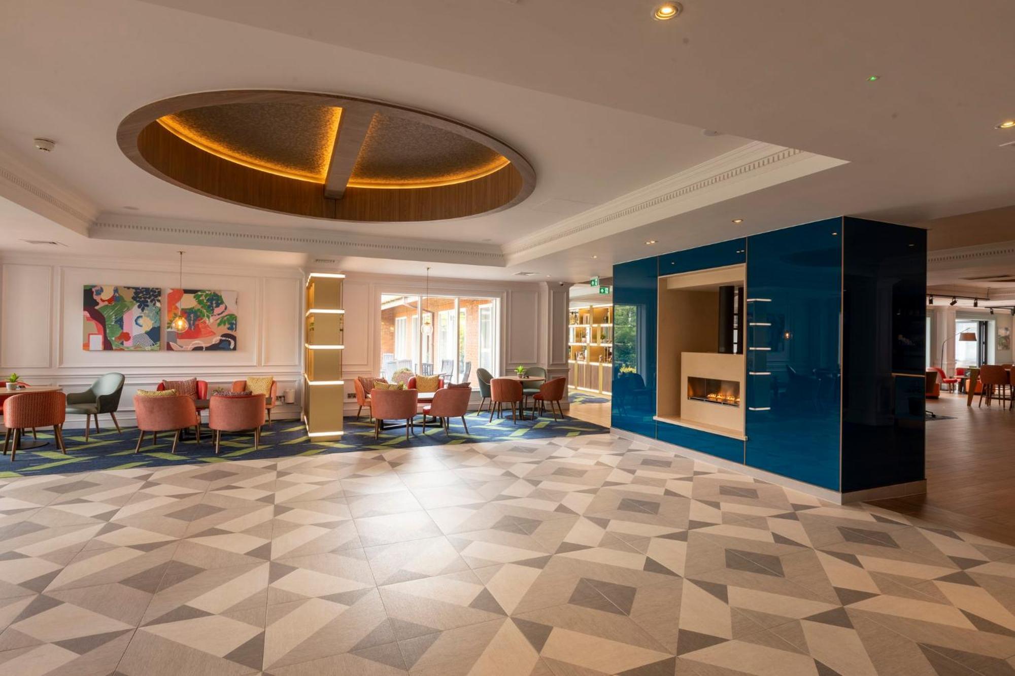Holiday Inn Guildford By Ihg Exterior foto